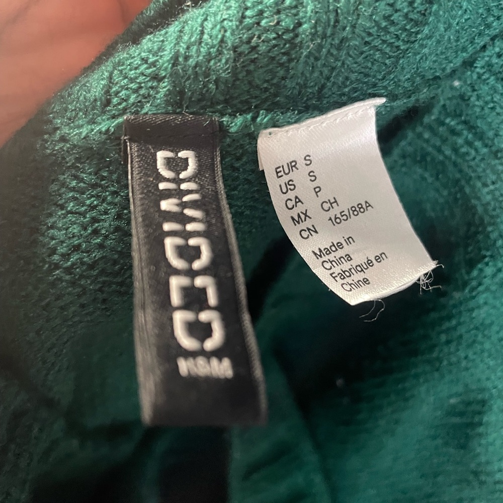 green v-neck sweater size small divides brand